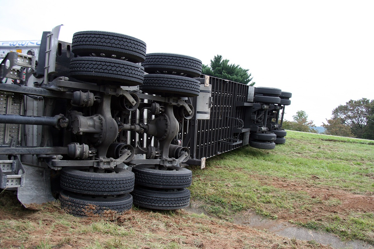 types truck accidents, rollover